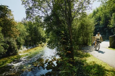 Mann auf der Schwarzatalerradweg fährt nach einer Brücke