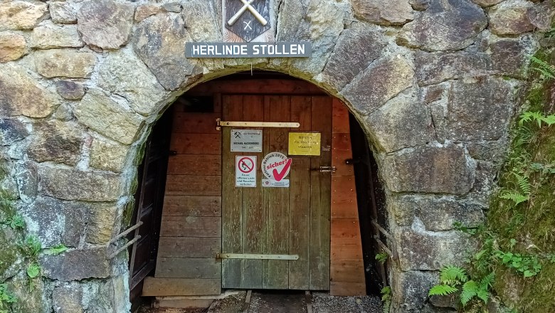 Eingang des Herlinde-Stollens mit Schild 'Glück Auf'.