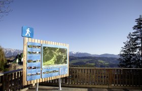Wanderstartplatz Semmering mit Infotafel und Berglandschaft im Hintergrund.