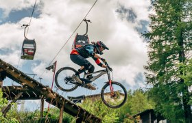 Mountainbiker springt von Rampe im Bikepark Semmering.