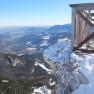 Winterliche Aussicht von der Ottohaus-Aussichtswarte auf verschneite Berge und Täler.