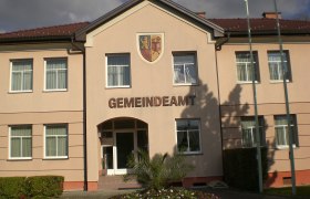 Frontansicht des Gemeindeamts Grafenbach-St. Valentin mit Wappen &uuml;ber dem Eingang.