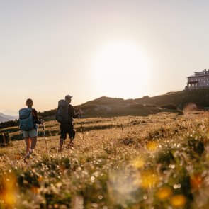 Zwei Wanderer am Raxwanderweg mit Blick Richtung Habsburghaus