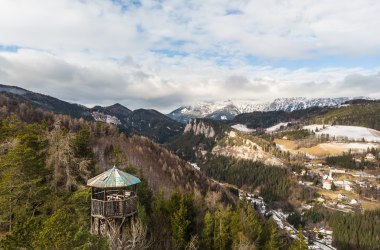 Panoramabild im Winter mit leichten Schnee und Ausblick auf umliegende Orte und Berglanschaften