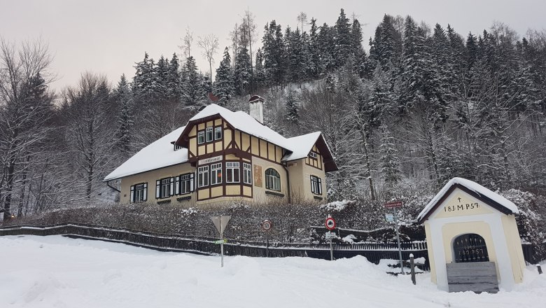 Villa Waldheimat im Winter, © Philip Ospelt Winterliche Villa Waldheimat mit verschneitem Dach und Wald im Hintergrund.