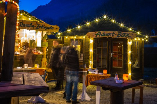 Adventhütte im Außenbereich mit Lichterketten