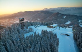 Winterlandschaft mit Aussichtsturm und Skigebiet in Semmering, &Ouml;sterreich.