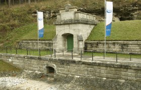Eingang des Wasserleitungsmuseums Kaiserbrunn mit zwei Fahnen.