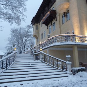 Breite Treppe zum Hotel Marienhof, alles schneebedeckt