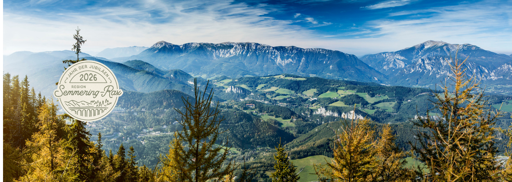 Panoramaausblick auf die Region Semmering-Rax mit Semmering, Rax und Schneeberg