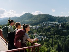 Drei Wander:innen genießen den Ausblick am Semmering, © NÖW_Robin Uthe