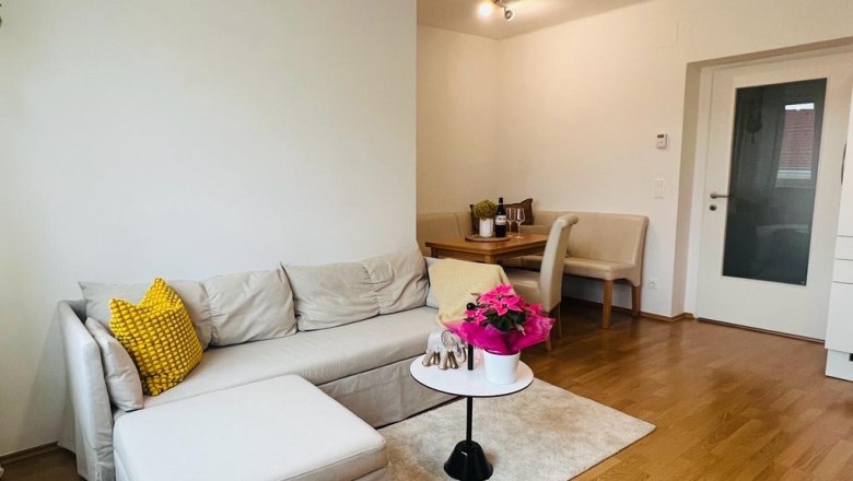 Moderner Wohn- und Essbereich mit Sofa, Tisch und St&uuml;hlen.