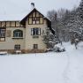 Verschneite Villa Waldheimat am Semmering im Winter.