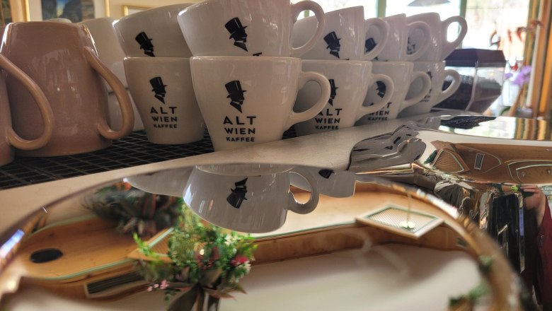 Wunderbarer Kaffee serviert in der Konditorei, © Clarissa Chroma