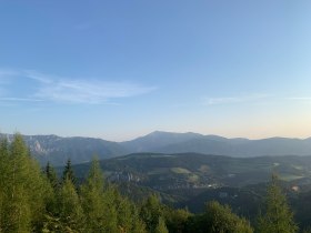 Ausblick während der Wanderung auf Rax und Schnneeberg, © Wiener Alpen in Niederösterreich - Semmering Rax