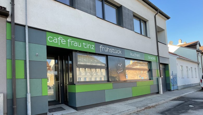 Au&szlig;enansicht des Caf&eacute;s Frau Tinz mit gr&uuml;ner und grauer Fassade.
