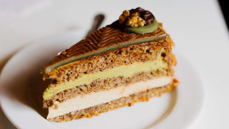 Die Ghega-Torte verf&uuml;hrt mit ihrer zarten Schicht aus Pistazien und Nussnougat, die harmonisch aufeinander abgestimmt sind. Ein Genuss, der die Sinne bet&ouml;rt und zum Verweilen einl&auml;dt, w&auml;hrend man die s&uuml;&szlig;e K&ouml;stlichkeit in der charmanten Atmosph&auml;re der Konditorei genie&szlig;t.