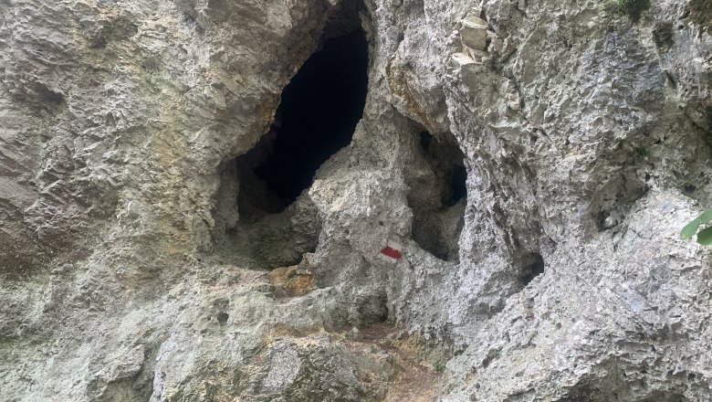 Felswand mit Löchern