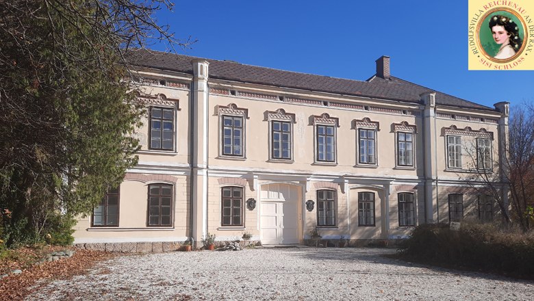 Sisi-Schloss Rudolfsvilla in Reichenau, zweist&ouml;ckiges Geb&auml;ude mit hellem Anstrich und dekorativen Fenstern.