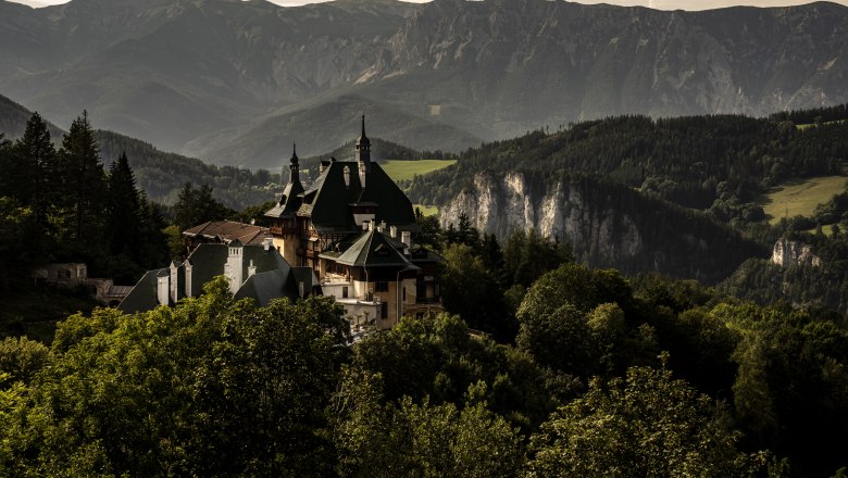 Grandhotel in Mitten von Berglandschaft
