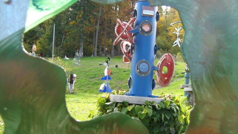 Bunte Skulpturen im Skulpturenpark Semmering, umgeben von grüner Landschaft.