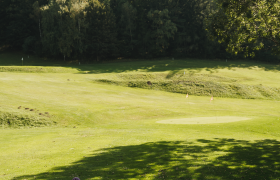 Unter dem sanften Licht der Nachmittagssonne entspannen drei Freunde auf der gr&uuml;nen Wiese, umgeben von der majest&auml;tischen Kulisse der Wiener Alpen. Die ruhige Atmosph&auml;re und das sanfte Rascheln der Bl&auml;tter laden dazu ein, die Seele baumeln zu lassen und die Sch&ouml;nheit der Natur zu genie&szlig;en.