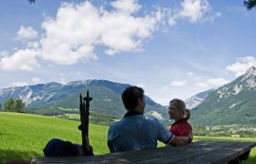 Wanderer mit Blick zur Rax, © Marktgemeinde Reichenau an der Rax