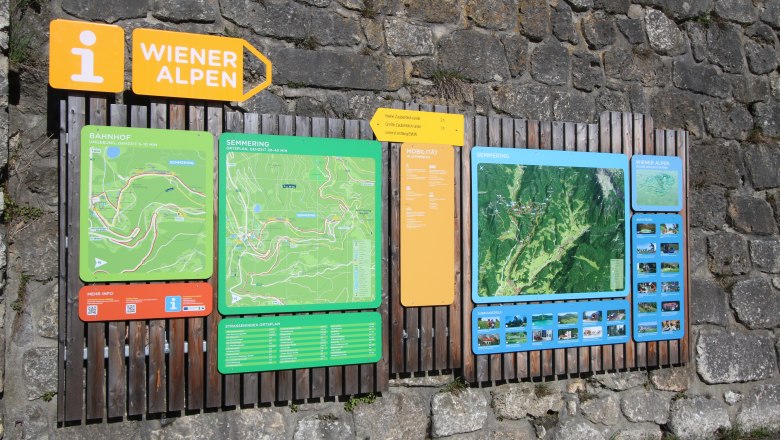 Informationstafel am Bahnhof Semmering mit Wanderkarten und Wegbeschreibungen in den Wiener Alpen.
