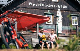 Mountainbiker vor der Speckbacherhütte, © Wiener Alpen in Niederösterreich