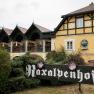 Ein traditionelles Gebäude mit gelber Fassade und einem Schild mit der Aufschrift 'Raxalpenhof'.