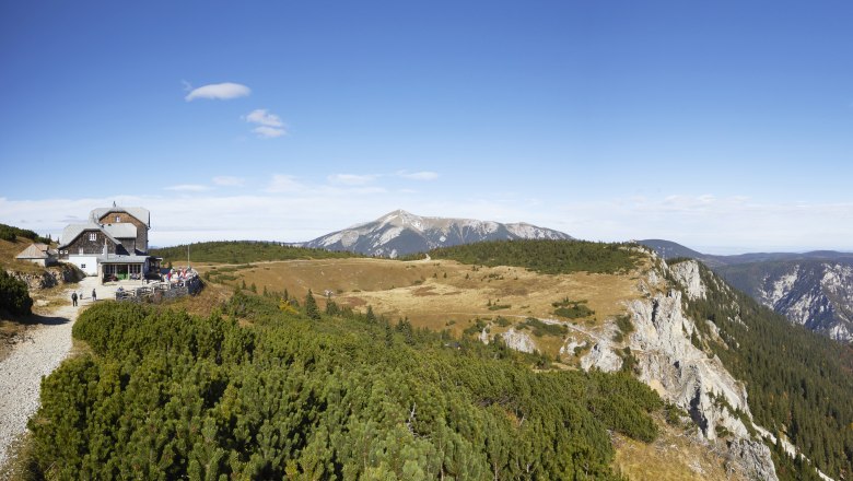 Panoramablick zum Ottohaus auf Berge und Täler.