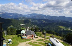 Panoramablick auf ein Berggebiet mit Seilbahnstation und Liechtensteinhaus