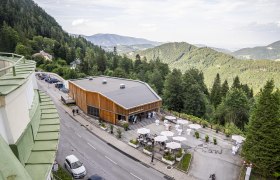 Drohnenansicht einer Kulturstätte aus Holz