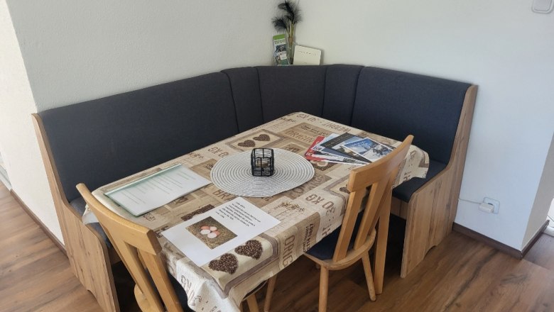 Essbereich mit Eckbank und Tisch in einer Ferienwohnung.