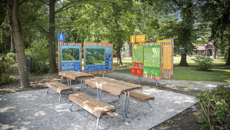 Wanderstartplatz im Kurpark Reichenau mit Infotafeln und Sitzb&auml;nken.