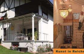 Ein Haus mit Veranda und ein Innenraum mit Treppe und Kunstwerken.
