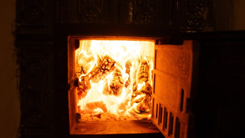 Ein brennender Kamin mit sichtbaren Flammen und Holzscheiten.