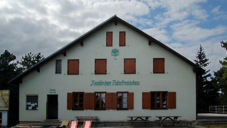 Neunkirchner Naturfreundehaus mit Liegest&uuml;hlen davor.