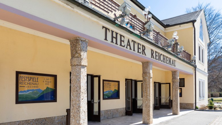 Eingang des Theaters Reichenau mit Plakaten der Festspiele