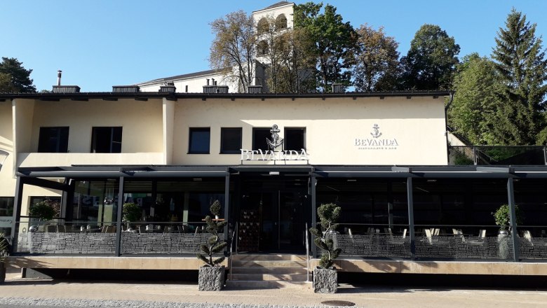 Außenansicht eines Restaurants namens Bevanda mit Terrasse und Pflanzen.
