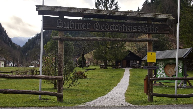 Eingang zur Hubmer Ged&auml;chtnisst&auml;tte mit Holztor und Weg.