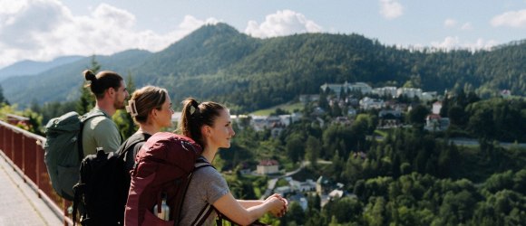 Drei Wander:innen genie&szlig;en den Ausblick am Semmering, &copy; N&Ouml;W_Robin Uthe