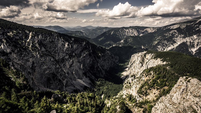 Nicht weit von der Bergstation der Rax-Seilbahn befindet sich die eindrucksvolle Höllental-Aussicht., © Robert Herbst