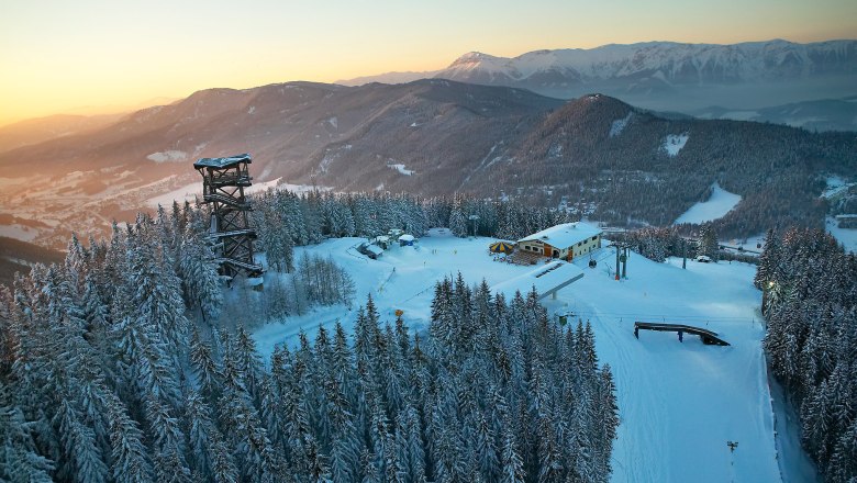 Winterlandschaft mit Aussichtsturm und Skigebiet in Semmering, Österreich.