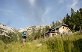 Ein malerischer Wanderweg führt durch die sanften Hügel, umgeben von üppigem Grün und majestätischen Bergen. Die frische Bergluft und das sanfte Plätschern eines nahen Baches laden dazu ein, die Seele baumeln zu lassen und die Schönheit der Natur zu genießen.