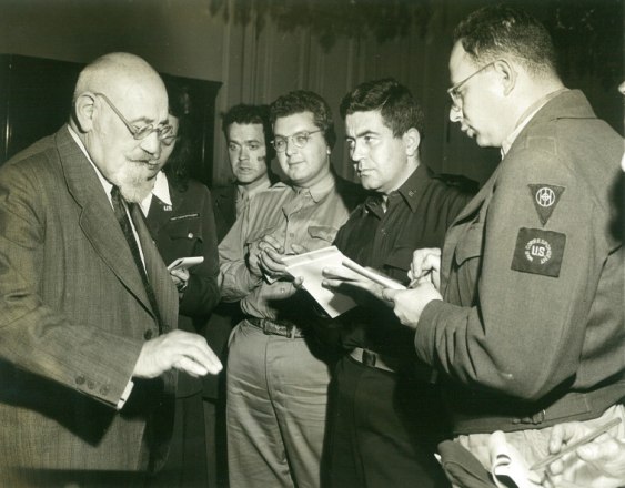 Karl Renner im April 1945 mit internationalen Journalist:innen, © Karl-Renner-Museum