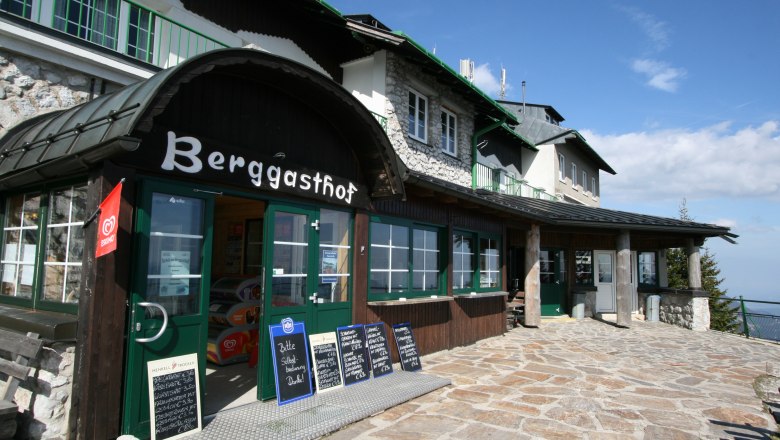 Die Terrasse vor dem Berggasthof, © Scharfgger´s Raxalpen Resort