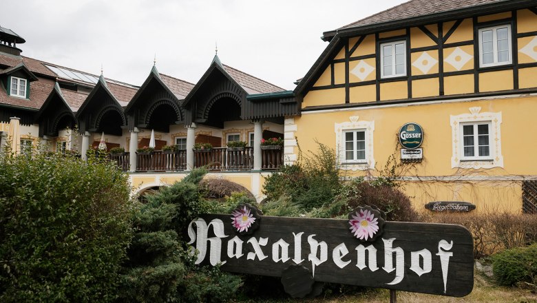 Au&szlig;enansicht des Raxalpenhof: gelb gestrichenes Hotel