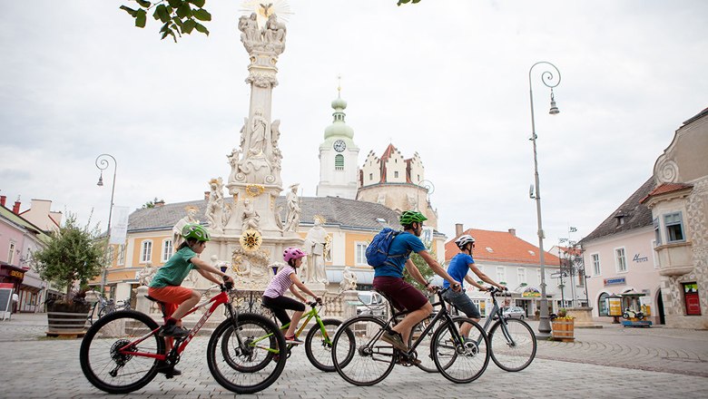 Am Hauptplatz von Neunkirchen, © wieneralpen-mountainbikeguides-thomas-bartl