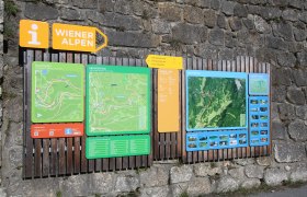 Informationstafel am Bahnhof Semmering mit Wanderkarten und Wegbeschreibungen in den Wiener Alpen.